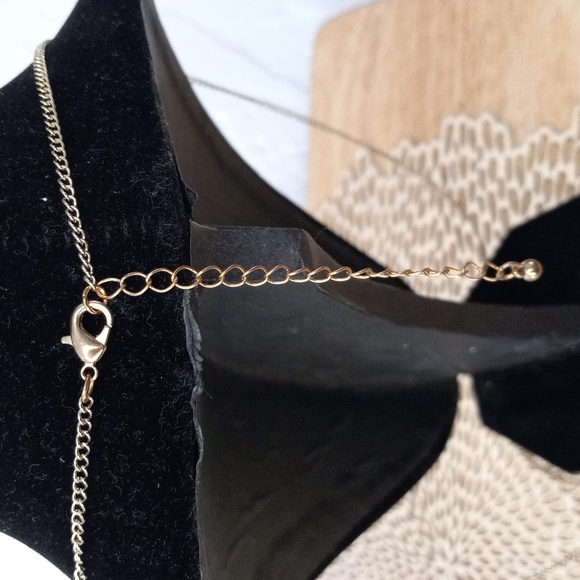 Owl feather necklace with long gold chain - Picture 5 of 6